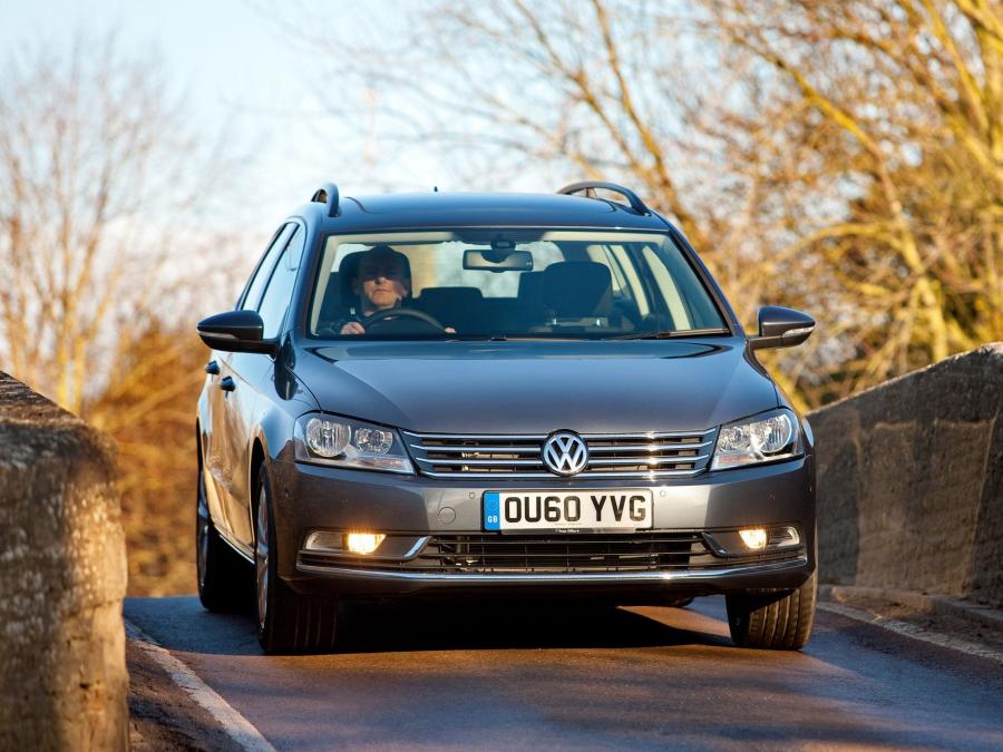  Volkswagen Passat Variant 2010 года  (UK) (фото 10 из 16)